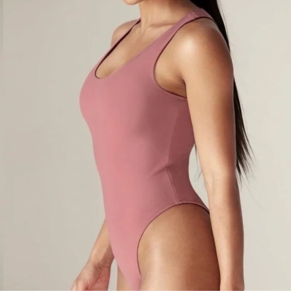 D10.18 NWT Lululemon Align Bodysuit Thong⢠Rose ⢠8 - Picture 2 of 2